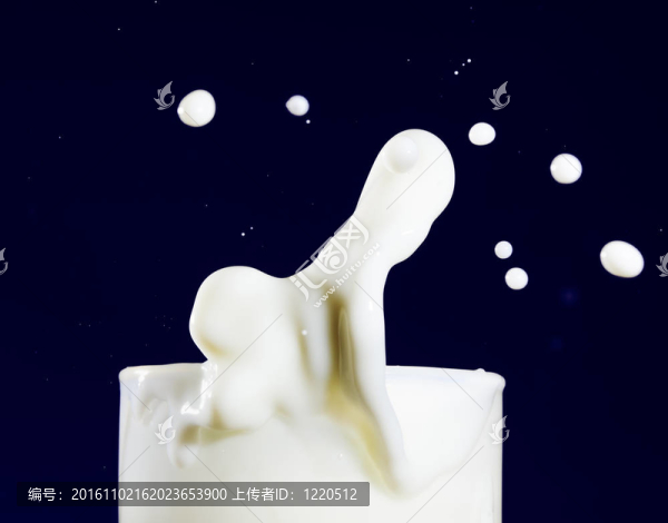 深藍(lán)色滴濺牛奶的牛奶