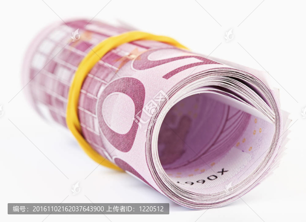 5000歐元在白色背景上卷起