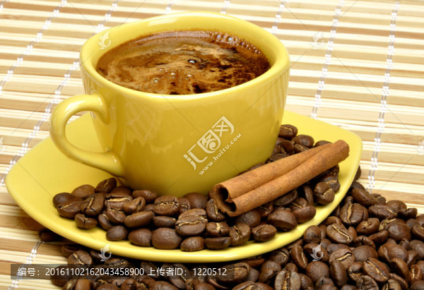 在墊子上的咖啡杯