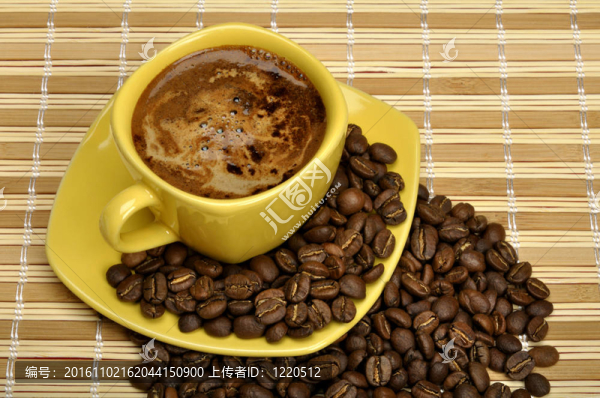 在墊子上的咖啡杯