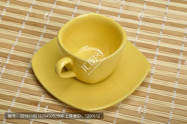 墊子上的杯子