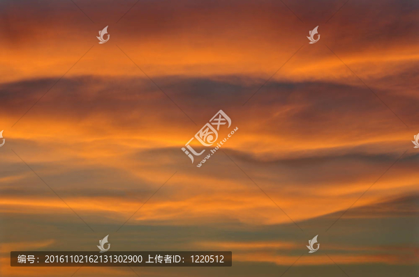 日落時(shí)的多云天空