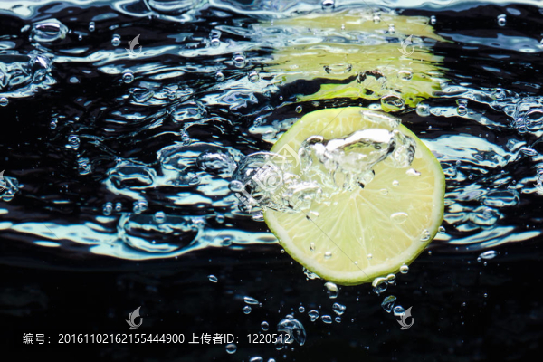 一片檸檬（檸檬）在水中冒出氣泡