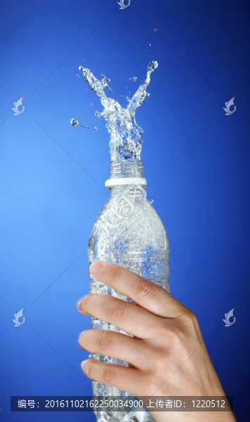 水壺里的水濺出來(lái)