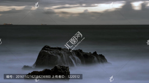 巖石和大海在夜間