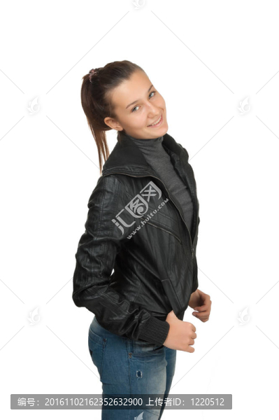 穿著黑色皮夾克的快樂女孩