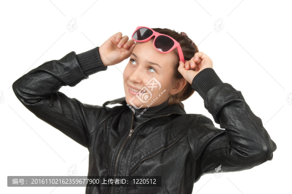 穿著黑色皮夾克的快樂女孩