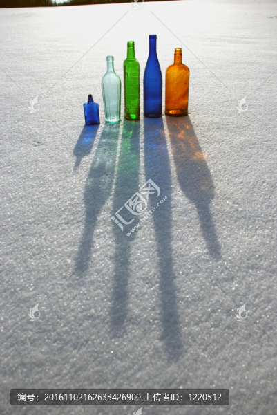雪上的彩瓶
