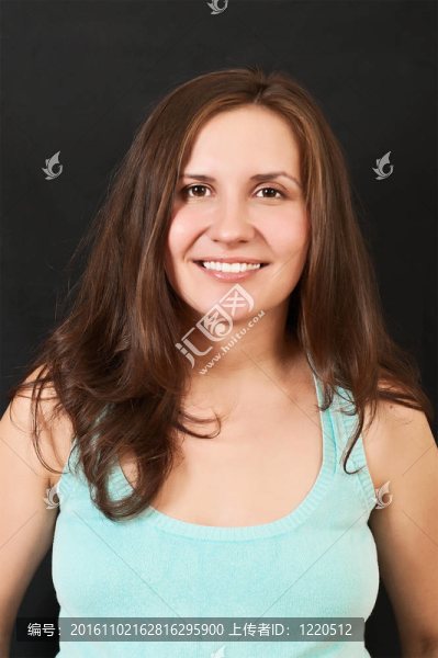一個(gè)美麗的少女在黑色背景上的肖像