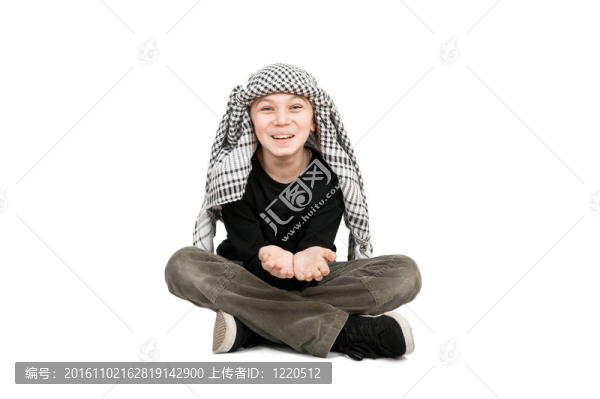 白色背景下一個微笑男孩的肖像