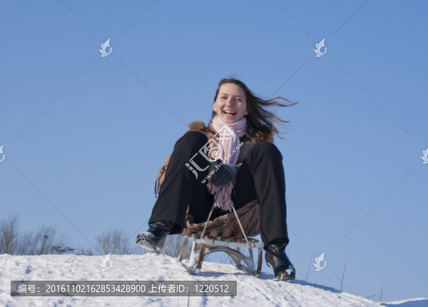 少女的雪橇從山上