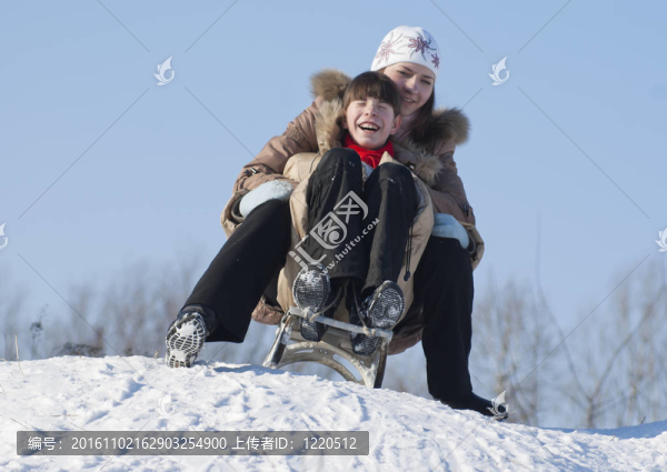 兩姐妹在冬天滑雪的快樂(lè)