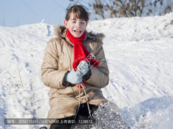 少女的雪橇從山上