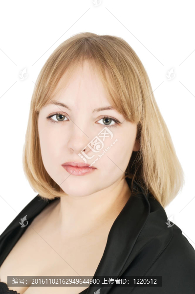 優(yōu)雅的女人在黑色的衣服擺在工作室對白色