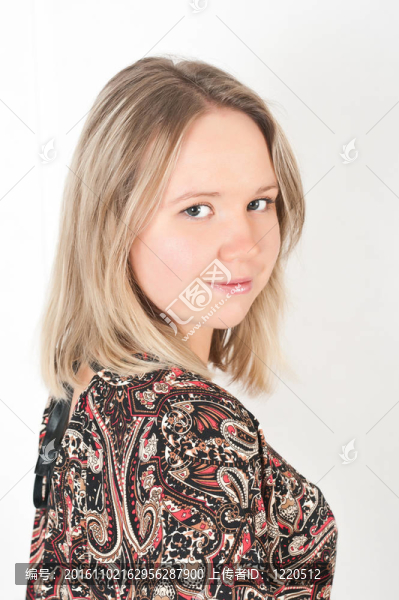 一個美麗的少女在白色背景上的肖像