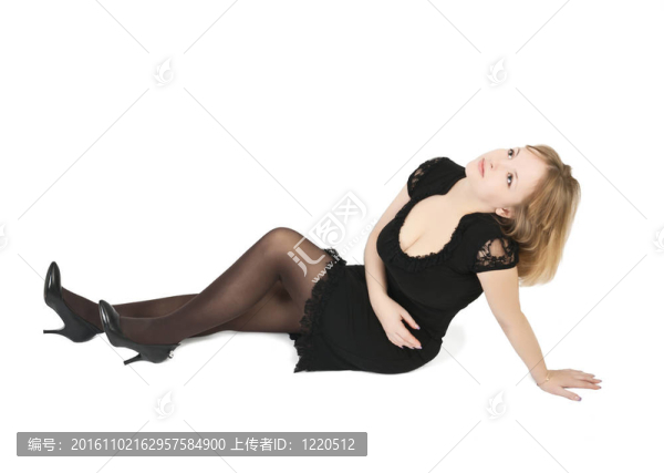 優(yōu)雅的女人在黑色的衣服擺在工作室對(duì)白色