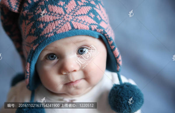 冬天帽子里有藍(lán)眼睛的嬰兒