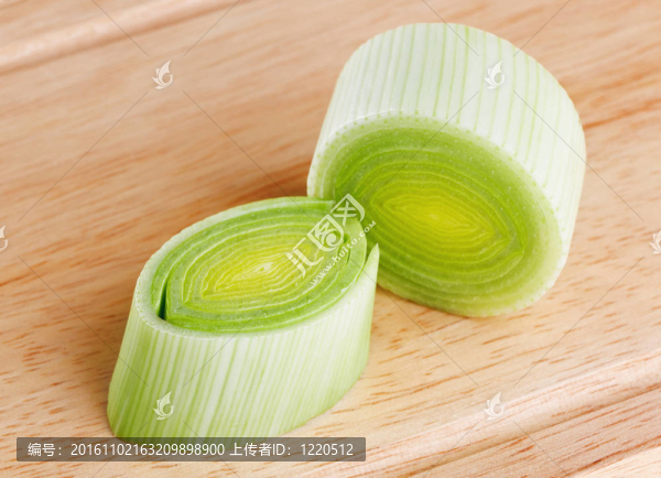 在木砧板的綠色韭菜截面