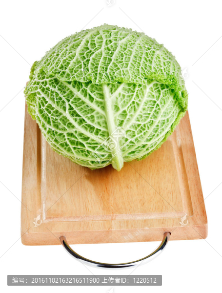 在白色背景上的木制砧板上的新鮮綠色卷心菜頭