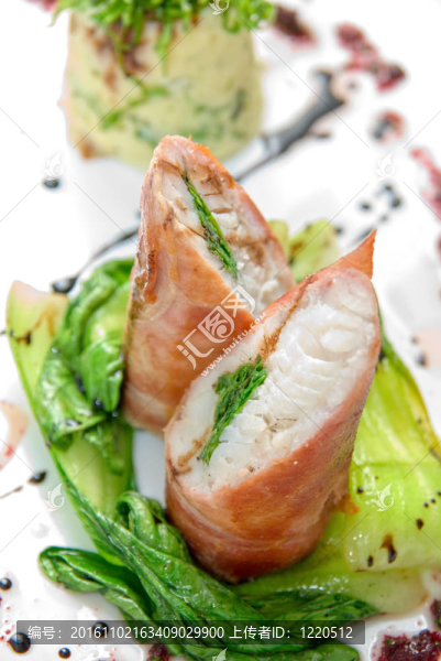 在肉上的派克鱸魚(yú)