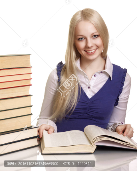 友善的大學(xué)女生在書桌上孤立書本