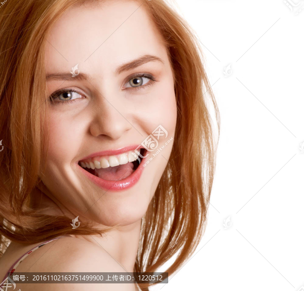 白色背景上迷人的微笑女性肖像
