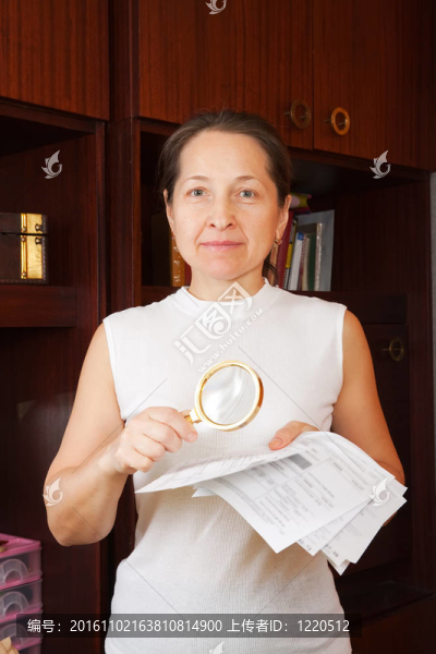 成熟的女人看著公用事業(yè)賬單