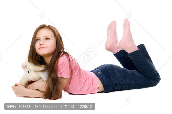 小女孩帶著一只泰迪熊