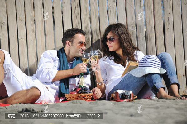 年輕夫婦在海灘上野餐