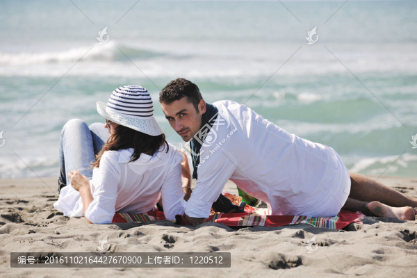年輕夫婦在海灘上野餐