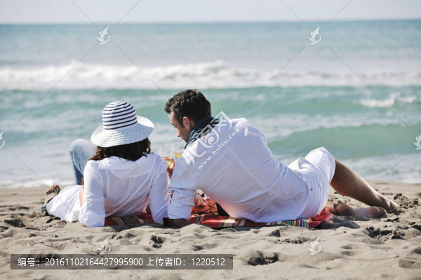 年輕夫婦在海灘上野餐