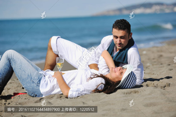 年輕夫婦在海灘上野餐