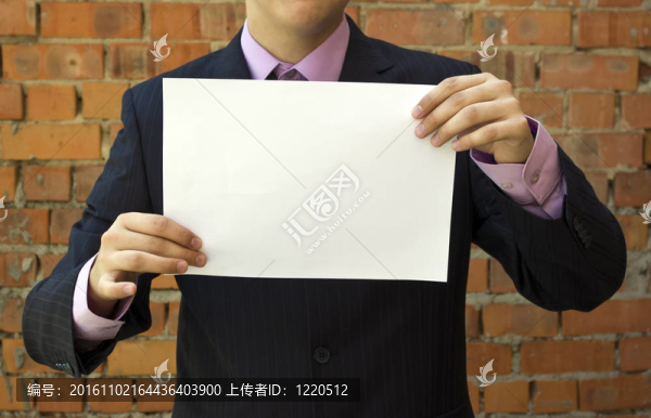 商人手里拿著一張白紙