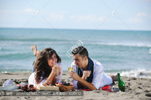 年輕夫婦在海灘上野餐