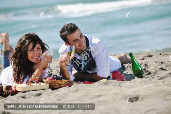 年輕夫婦在海灘上野餐