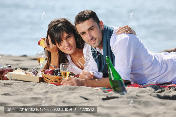 年輕夫婦在海灘上野餐
