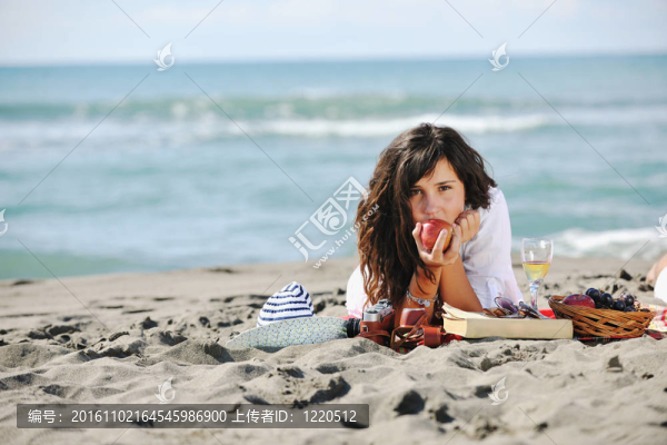海灘上的快樂的年輕女子
