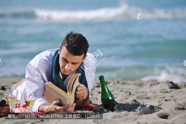 男子在海灘看書