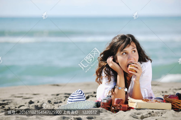 海灘上的快樂的年輕女子