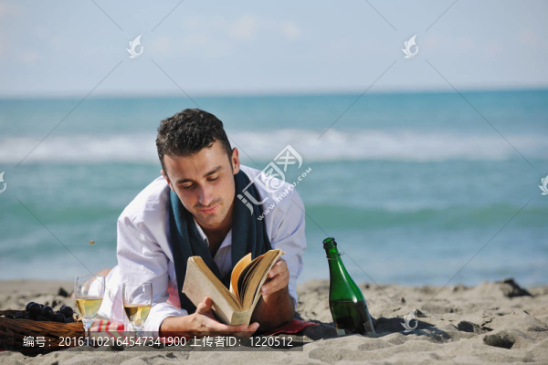 男子在海灘看書