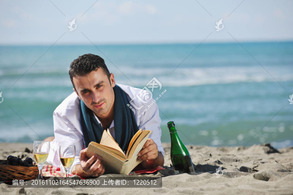 男子在海灘看書(shū)