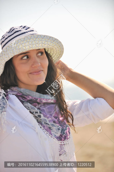 海灘上的快樂的年輕女子