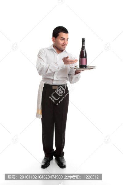 服務(wù)員遞上一瓶酒