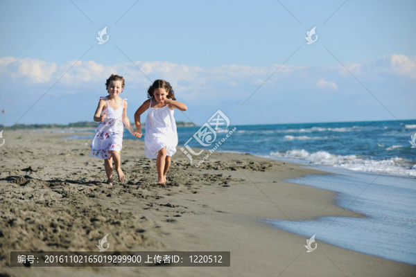 可愛的小女孩在海灘上跑步
