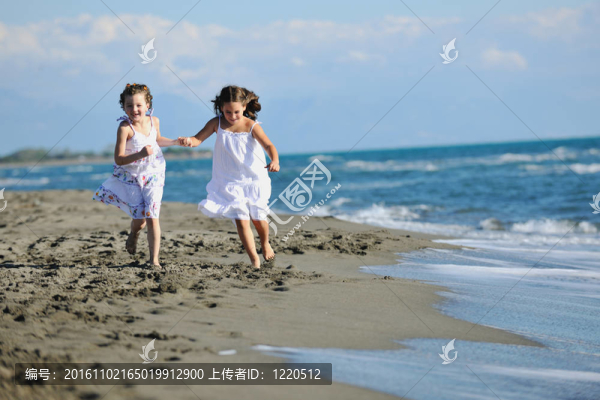 可愛的小女孩在海灘上跑步