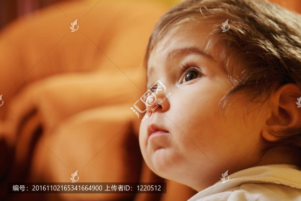 可愛的小女孩抬頭