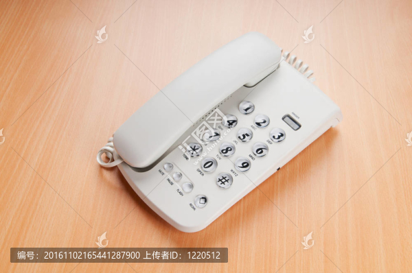 平板表面上的白色辦公電話