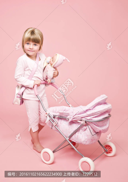 年輕的女孩和嬰兒車