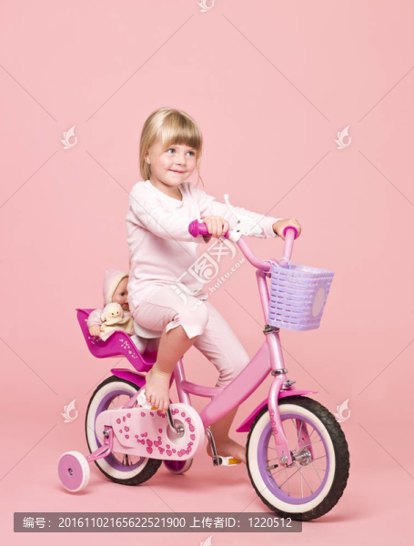 騎著自行車的女孩
