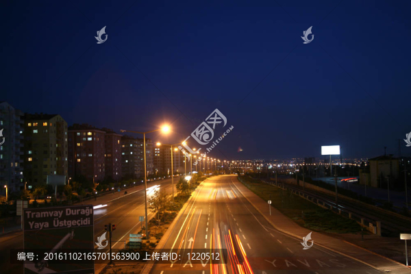 夜間車燈在高速公路上的模糊運(yùn)動(dòng)